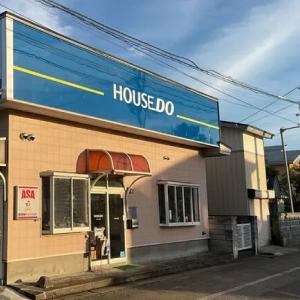 青い看板が目印です！