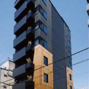 東京本社。 東中野駅前に2024年5月に新築された木造8階建ビルです。 2050年のカーボンニュートラル実現のために建築分野が取り組むべき『都市の木造化』の促進を弊社も目指します。