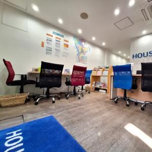 白とハウスドゥの青色を基調とした明るい店内でお待ちしております！
