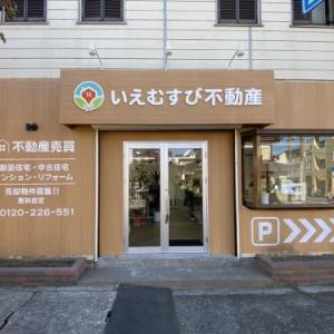 茶色い壁が目印です！