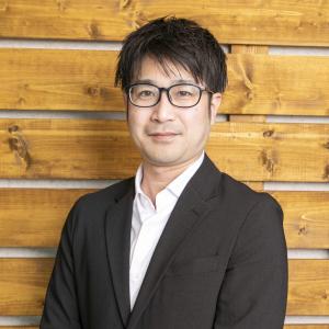 代表取締役　枝並亮太 ・1984年12月生まれ ・趣味 釣り、アコースティックギター、挽いたコーヒーを飲みながらのんびりすること 
