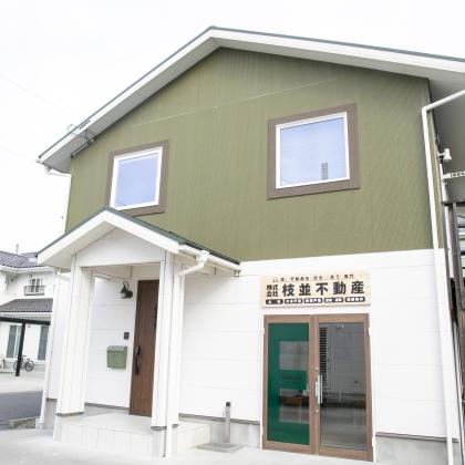 JR鏡石駅から車で約5分、徒歩でも約15分と、どなたにもお越しいただきやすい場所に、店舗を構えています。
