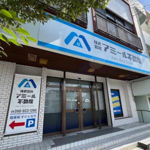 青と白の看板が目印です！