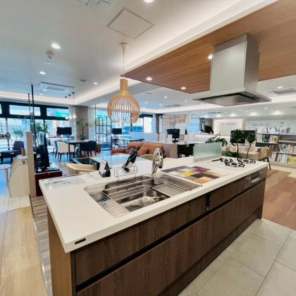 地域に根ざした店舗として、お客様一人ひとりに寄り添ったご提案を行います。落ち着いた商談スペースで、安心してご相談いただける環境を整えています。