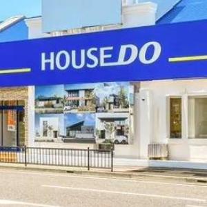 黄色の建物が目印