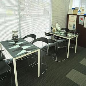 シックで落ち着いた店内でお話できます。