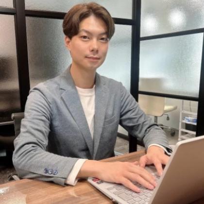 取締役：髙村 俊喜 株式会社ESTATE UPは、鹿児島に暮らす皆さまにとって“気軽に相談できる街の不動産屋さん”でありたいと考えています。