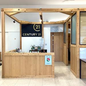 木を使った温かみのある店内でお待ちしております♪
