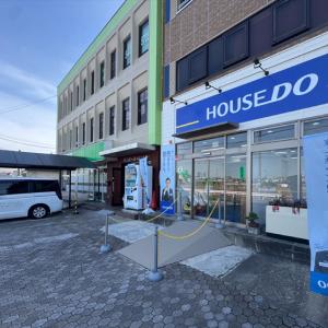 青い看板が目印です！
