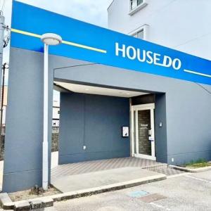 青い看板が目印です！